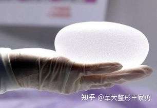 然后将乳房假体植入进去,最后进行缝合来达到效果的