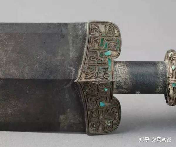这篇文章中的"战国越王者旨於睗青铜剑"为什么看起来不对劲(疑似赝品)