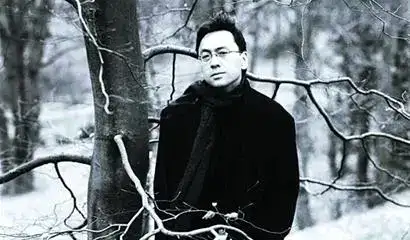 一方面,佐知子和景子母女俩的生活是石黑一雄个人经历的翻版:经历创伤