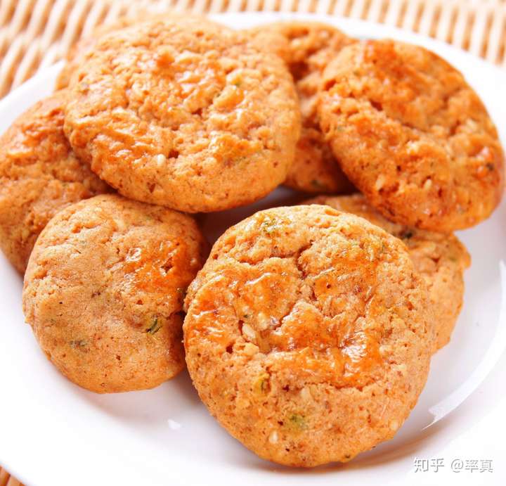 鸡仔饼是广东四大名饼之一,原名"小凤饼",清代咸丰年间广州西关姓伍的