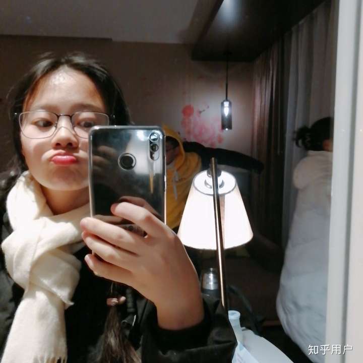 如果一个女生qq空间和微信朋友圈都没发过自己的自拍