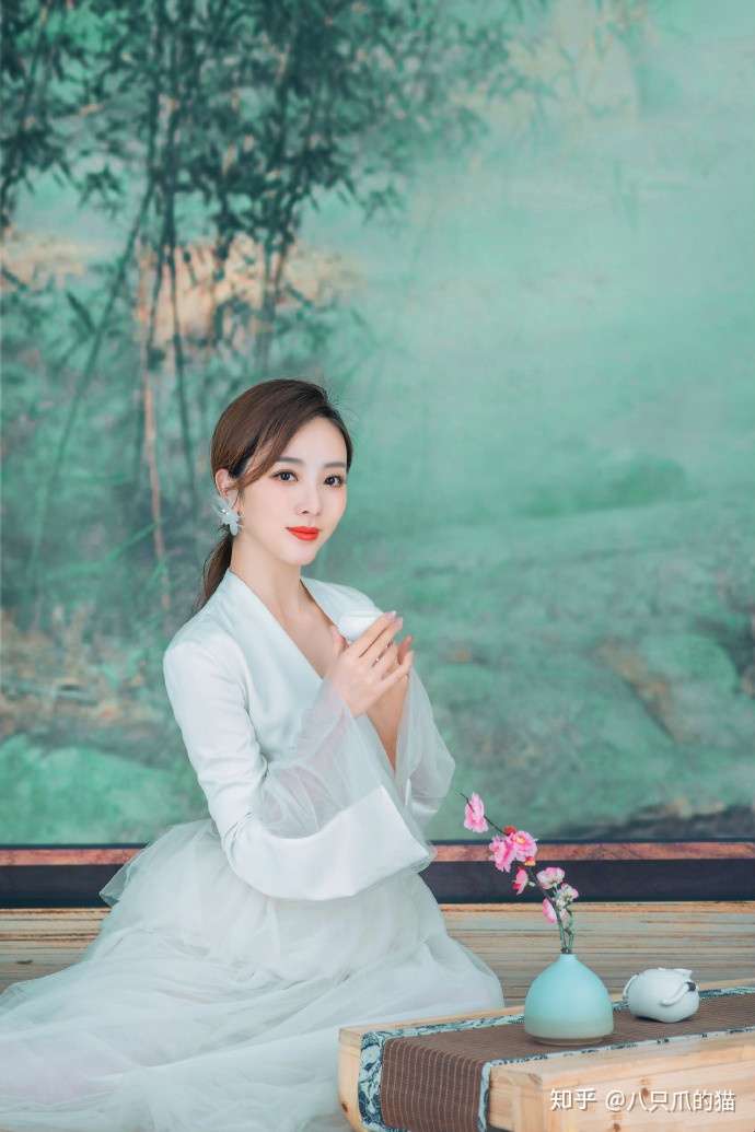 "央视主持"李思思穿古装,33岁肤白貌美,像是穿越而来的女子