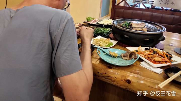 情侣一起吃饭时是喜欢面对面坐还是更喜欢坐在一侧?