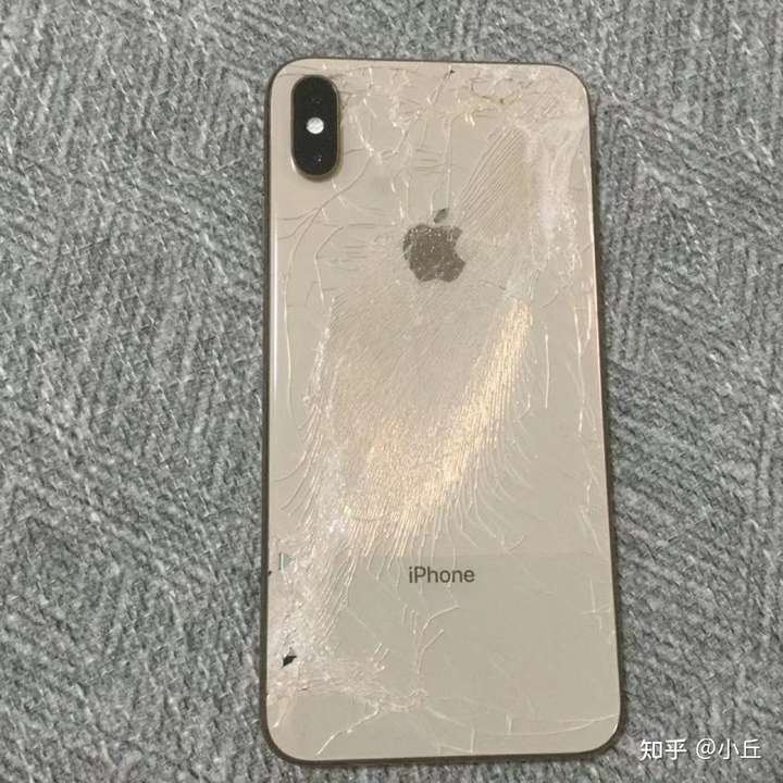 请问你们的iphone带不带手机壳