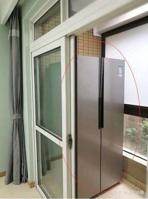 有的人因为受限于家庭空间,会将冰箱放置在 阳台,或者距离 灶台很近的