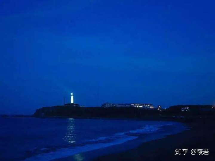 黑夜里的蓝色灯塔