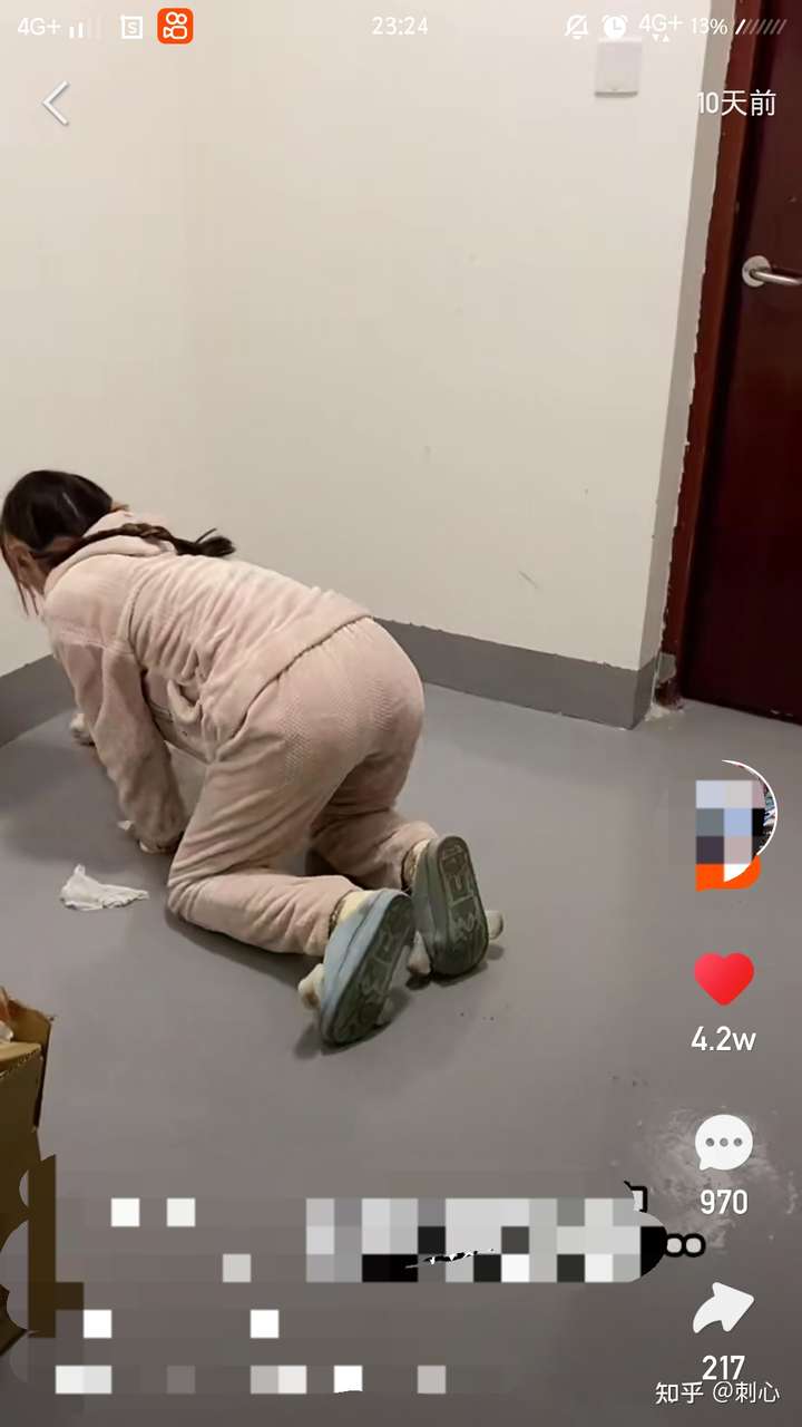 初中女生不穿内衣,弯腰被看到里面怎么办?大家有类似经历吗?