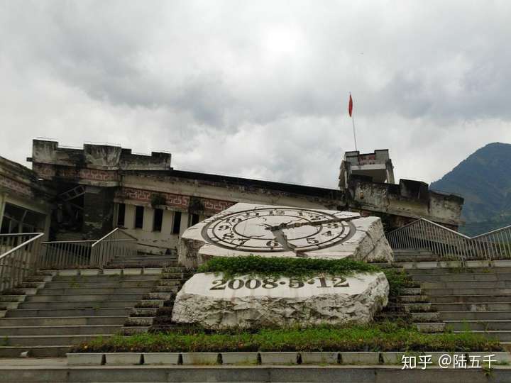 为什么像北川好对中学,或者其他地震被掩埋的遗址,直接就是原封不动的