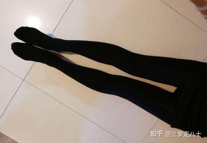 jk制服冬天是穿黑色打底裤好看还是肉色好看呀?