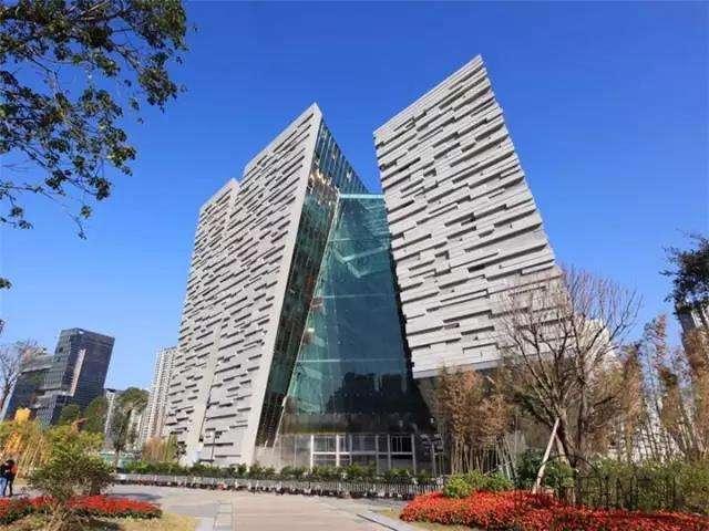 这个外形看起来像两根"随便"雪糕的就是广州图书馆,位于珠江新城