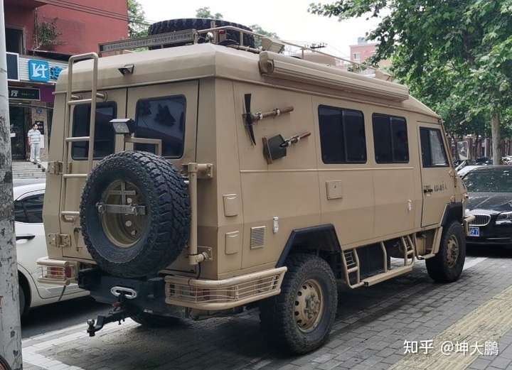 如果丧尸爆发,一辆越野车一辆房车你会选哪个作为逃生