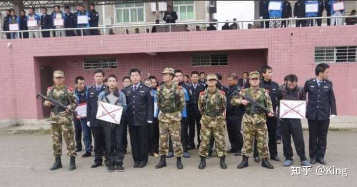 游街后,两名罪大恶极的死刑犯被押赴刑场执行枪决,他们跪在地上被