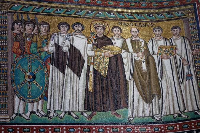 查士丁尼大帝及其随从镶嵌画中的随从都是谁?