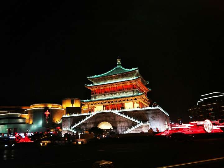 我这几天正好在西安玩,强推城墙,以及钟楼鼓楼的夜景.