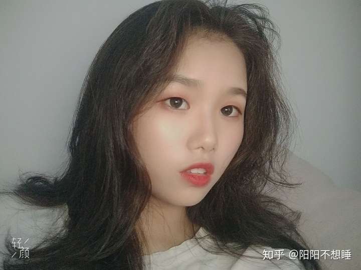 不像那种大眼睛双眼皮高鼻梁小嘴巴尖下巴的网红美女 总之很有特色 像