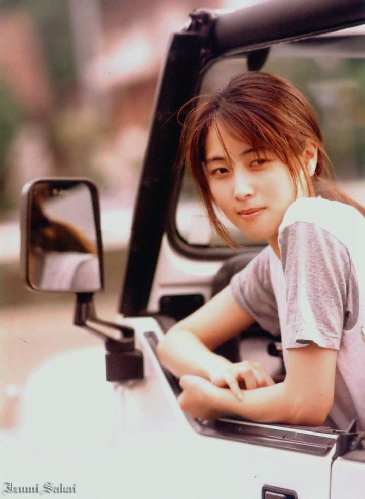 如何看待网友称坂井泉水是一个被日本公司由写真整容女被包装成唱作