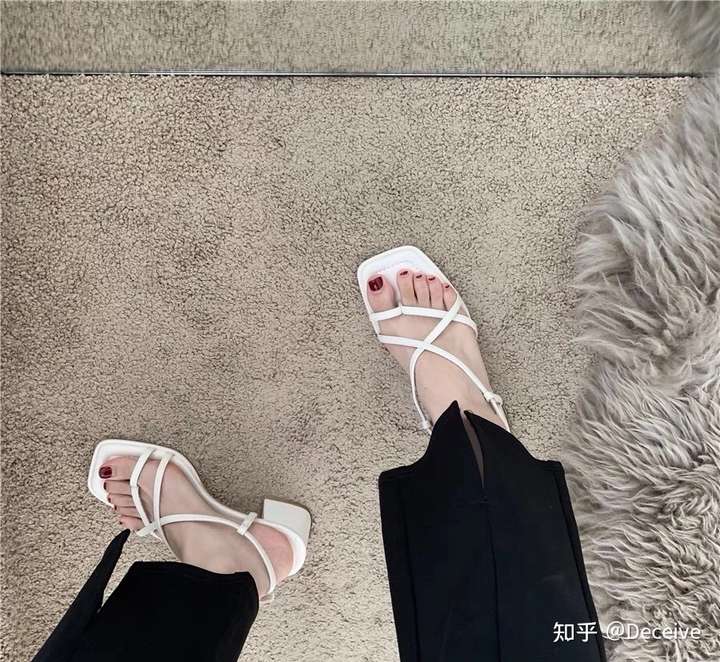 女生穿什么样子的凉鞋好看?