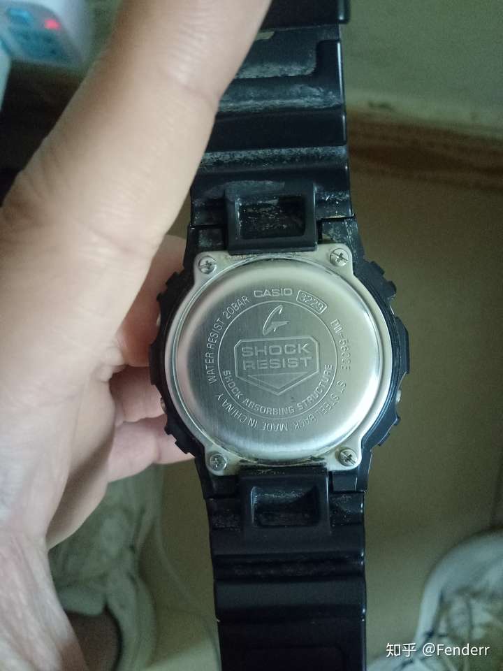 卡西欧casio 小方块dw5600 后面有带红线的膜是真的吗