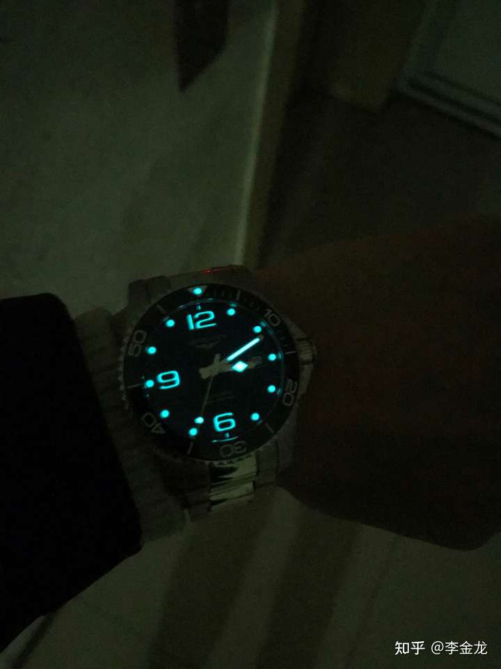 入手一块新款浪琴康卡斯,夜光颜色是绿色的,正常吗?