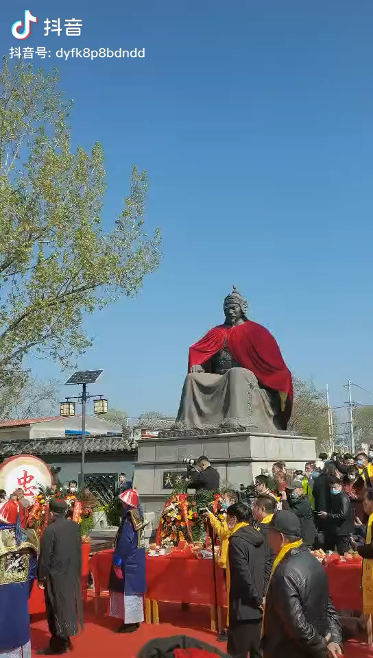 如何看待4月3日山东省嘉祥县孟姑集镇岳楼村岳飞后裔身着清朝服饰祭祖