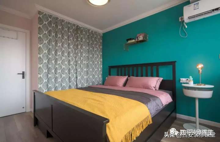 卧室墙面颜色是刷四面同色好还是床头背景墙单色其他面另一色好