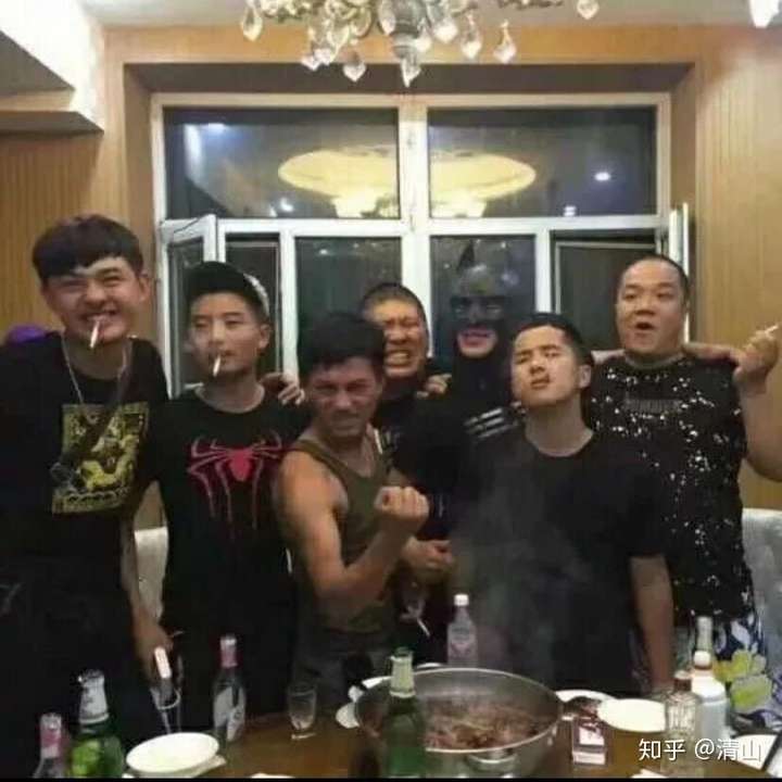 风吹过了不再喧嚣的沈阳大街,五月古筝私塾孤零零地亮着灯牌,当年小亮