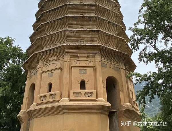 中国现存最早的砖塔嵩岳寺塔