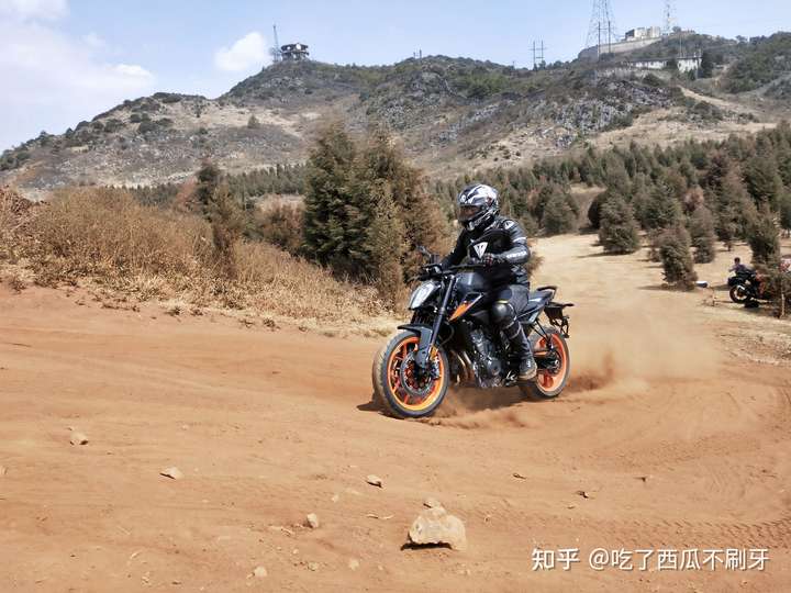 ktm790人生第一台摩托车就买790杜克是不是太飘了全程雨天模式不大力