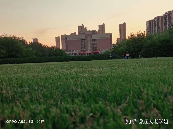 辽宁大学图书馆大吗 如果图书馆没位置了校外有什么自习室推荐吗?