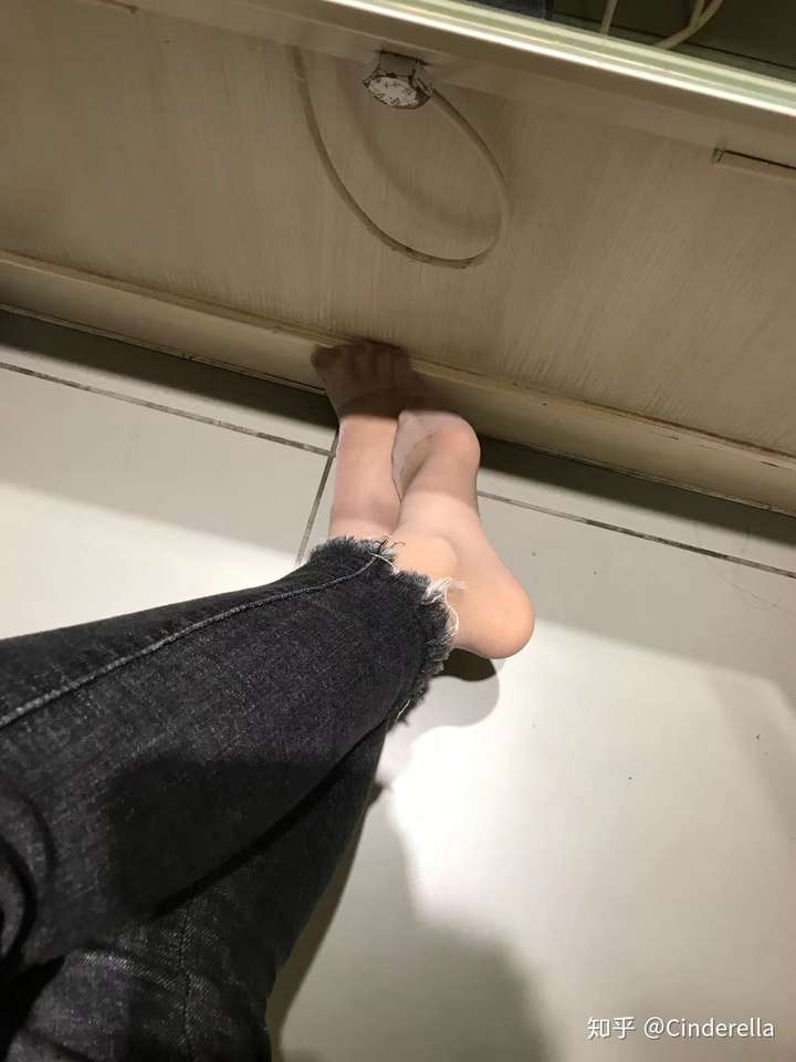 一般贴完的面膜我会贴脚上或者腿上,再就是穿鞋时候穿袜子,避免磨脚.