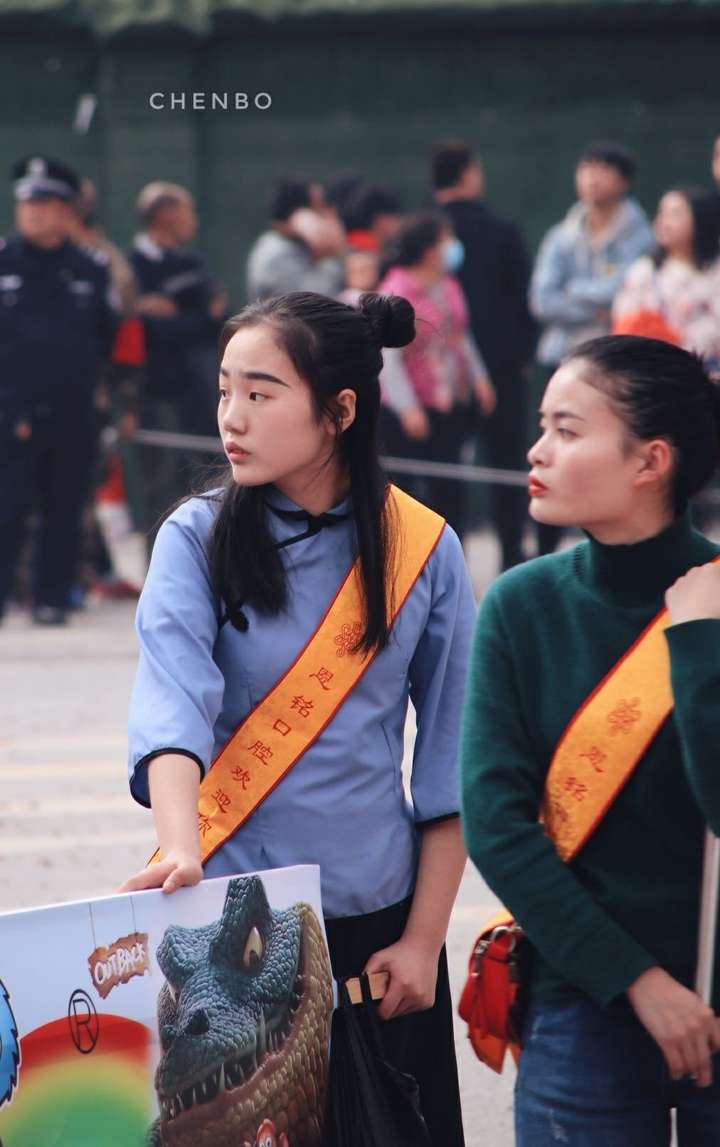 eeem…… 今年元宵节前夕,游街队伍中一个眉眼清凉的小姐姐,民国风.