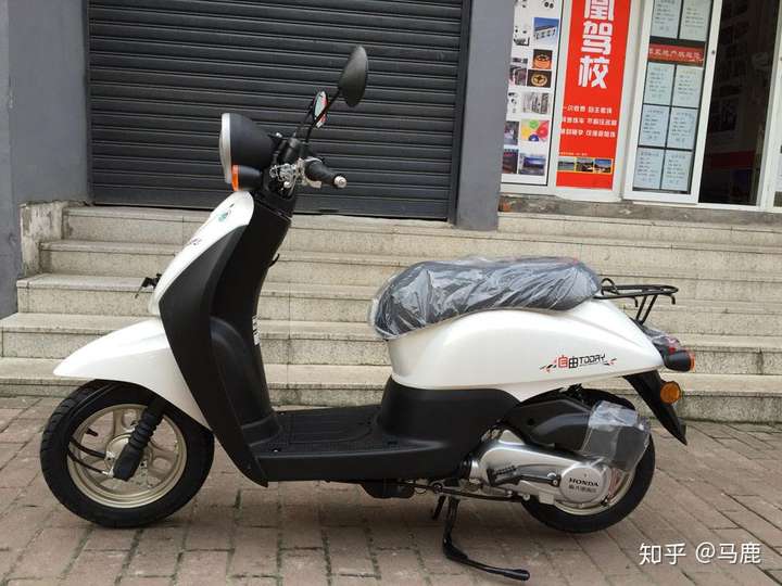 国内能买到的好看一点女生骑的踏板摩托车.最好进口