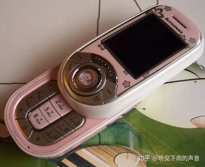我人生中的第一部手机是联想v517,滑盖,粉色,小巧可爱,我非常喜欢!