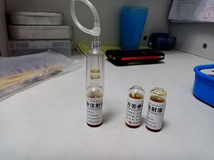 想问护士开安瓿瓶直接用手弹掉上端开瓶是怎么做到的手部是怎样用力的