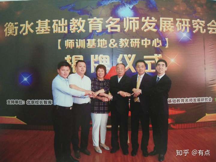 打黄色领带的就是胡振宇先生