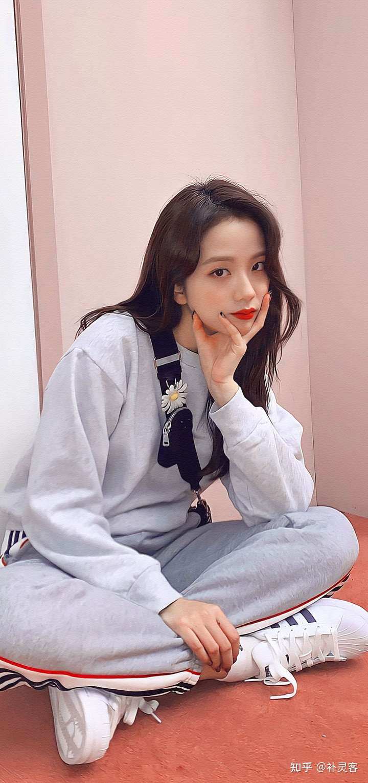 blackpink里的jisoo(中译为金智秀)话不多说先放图