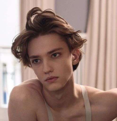 有没有类似这张图这样的男生头像 欧美风 暗色调?