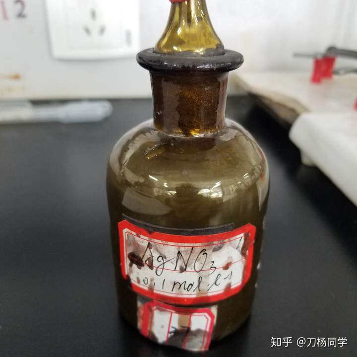 硝酸银溶液,为防止光解,所以用棕色瓶盛放