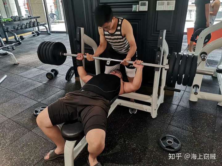 从未经过健身房系统锻炼的普通男性卧推100kg正常吗
