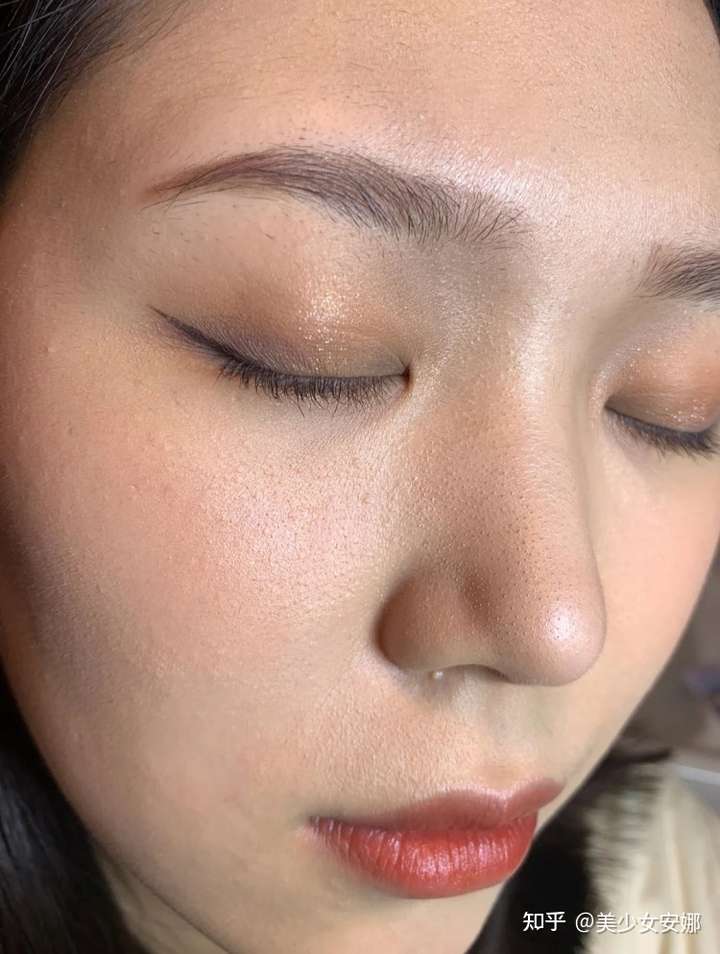 粉底液卡粉浮粉的原因是什么?