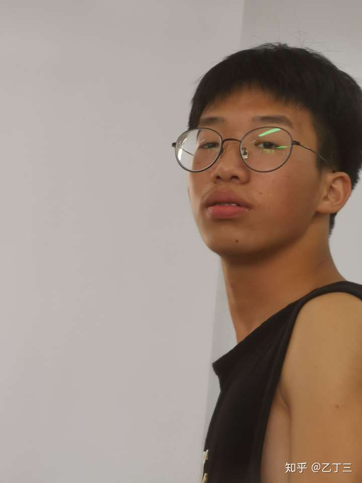黑还矮,丑且穷