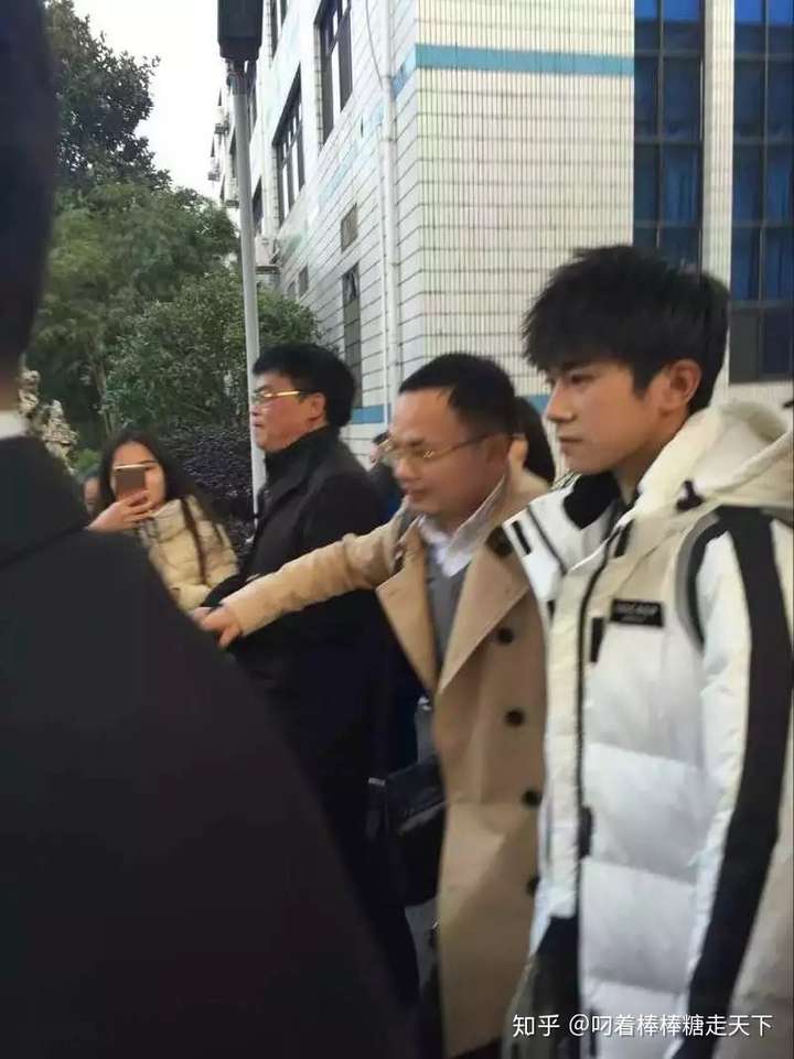 和易烊千玺在同一所学校是什么感受?