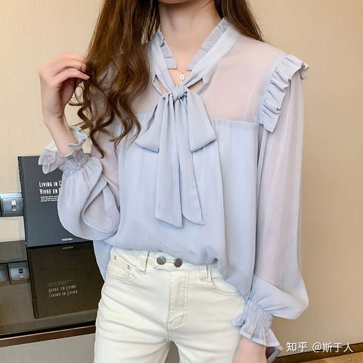 在群体里太过招摇对于职场新人来说会让不少人对你有距离感,防备心理