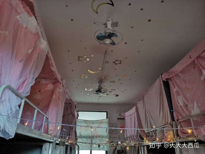 桂林旅游学院的宿舍条件如何?校区内有哪些生活设施?