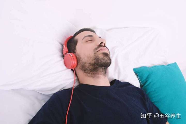为什么以前听歌容易睡着 现在越晚睡 越睡不着了.