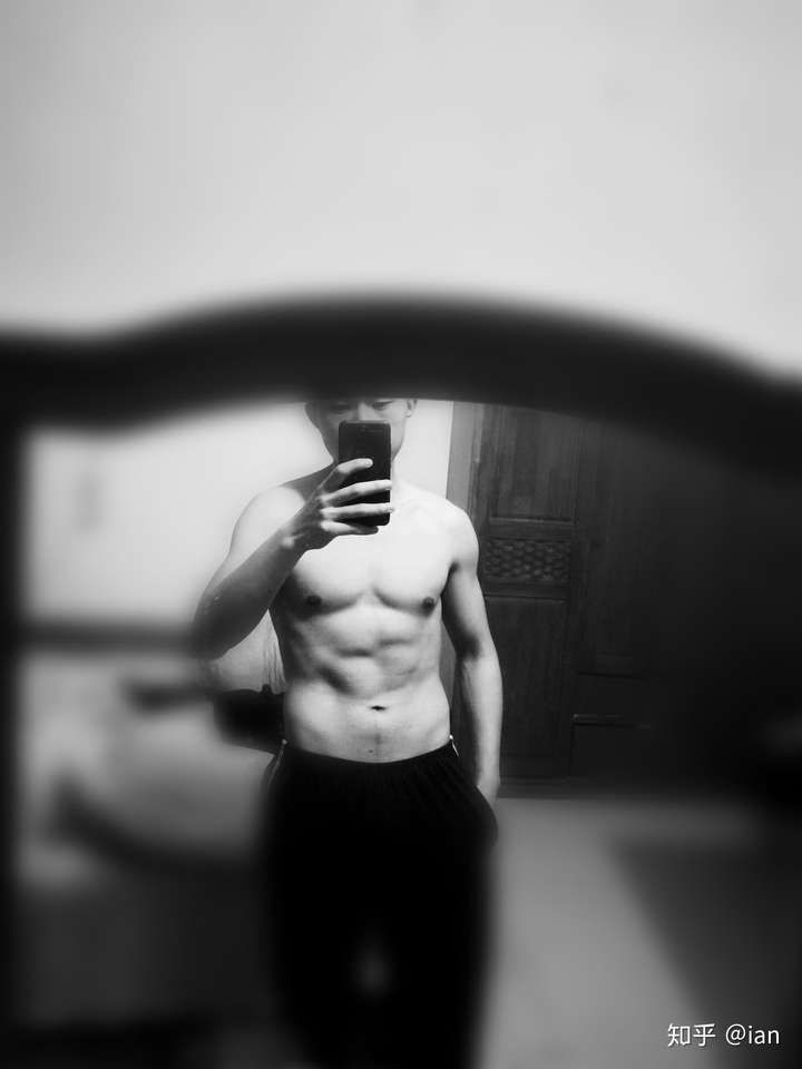 本人173cm64kg上面四块腹肌明显,下腹有皮脂,想往彭于晏方向走是先