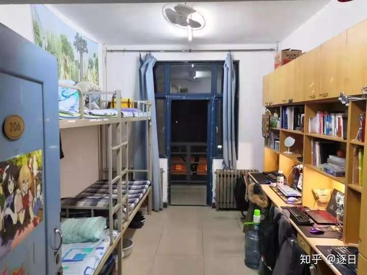 天津理工大学的宿舍条件如何?澡堂是单人间吗?
