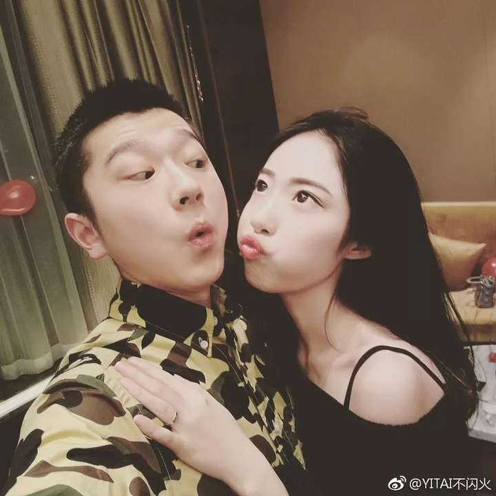 去年在中国新说唱成功进入吴亦凡战队的al rocco,他的前女友naomi则