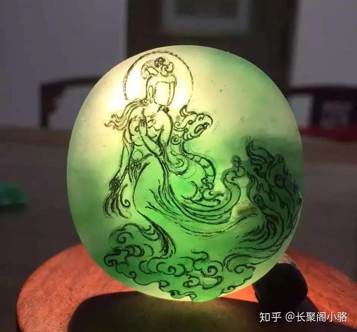 翡翠手镯芯俏色巧雕凤凰仙子,细品一下真美,恨不得马上拥有!