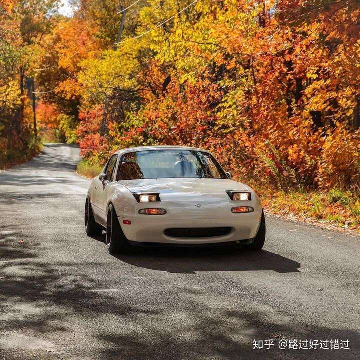 马自达mx5又有个可爱的名字miata,一共有四代,第一代是大眼翻灯可爱的